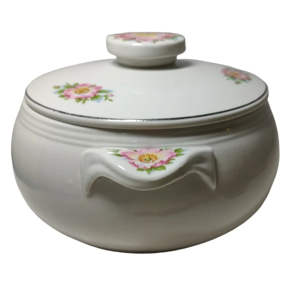 Halls Superior Covered Casserole Dish Quality Kitchenware‎ Rose White Two Quart